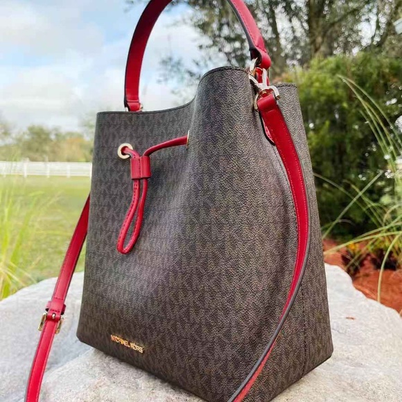 💕NWT Michael Kors Bucket Bag + wallet - Picture 7 of 14